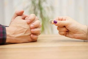 Suami Tidak Mau Menceraikan Istri