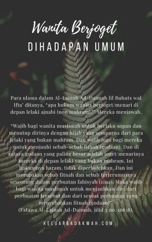 Wanita Berjoget Dihadapan Umum